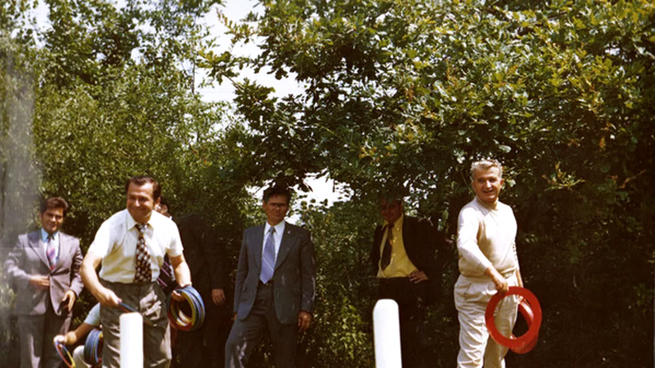 Cum se distra Ion Iliescu alături de Nicolae şi Elena Ceauşescu, în 1976. Imagini de arhivă nemaivăzute | GALERIE FOTO  