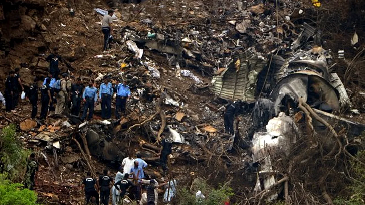 Cutiile negre ale avionului prăbuşit în Pakistan au fost găsite
