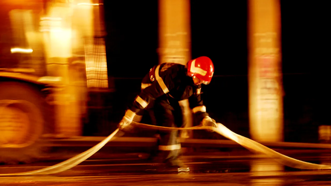 Suceava: Incendiu la un atelier de confecţii metalice.Cauza - utilajele lăsate sub tensiune