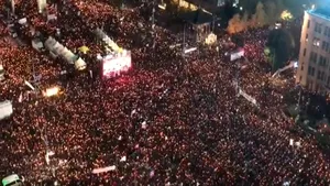PROTESTE de amploare în Coreea de Sud: Sute de mii de oameni cer demisia preşedintelui, implicat într-un scandal de corupţie - VIDEO