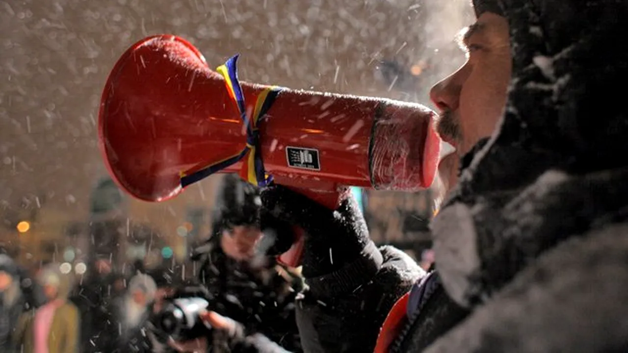 A 14-A ZI DE PROTESTE ÎN ŢARĂ: Zeci de oameni au protestat pe ger, cerând demisia preşedintelui