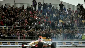 Mii de persoane au asistat la demonstraţia din Bucureşti a echipei de F1 Renault