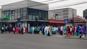 Managerul SJU Târgovişte, amendat pentru că a ieşit în faţa unităţii în întâmpinarea moaştelor Sfântului Ierarh Nifon, alături de alţi medici  