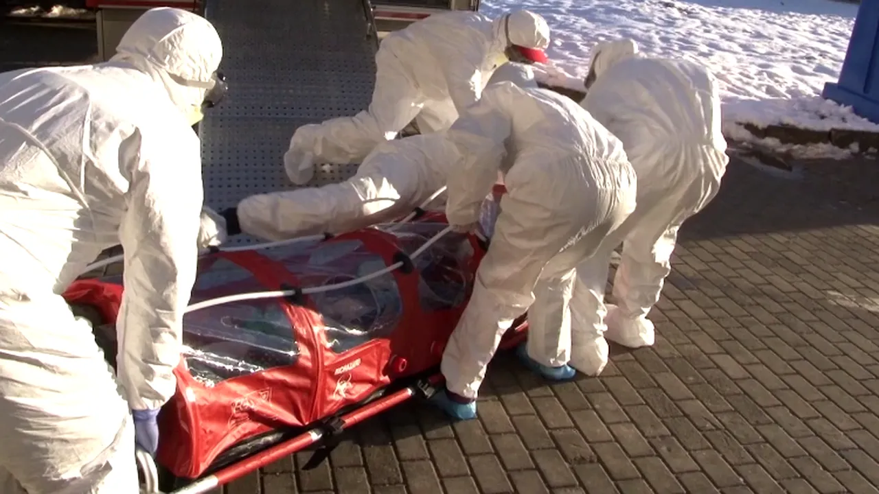 VIDEO. Gafa medicilor: Pacienta din Suceava, suspectă de coronavirus, a fost scăpată de pe targă în timp ce era transferată la Iaşi