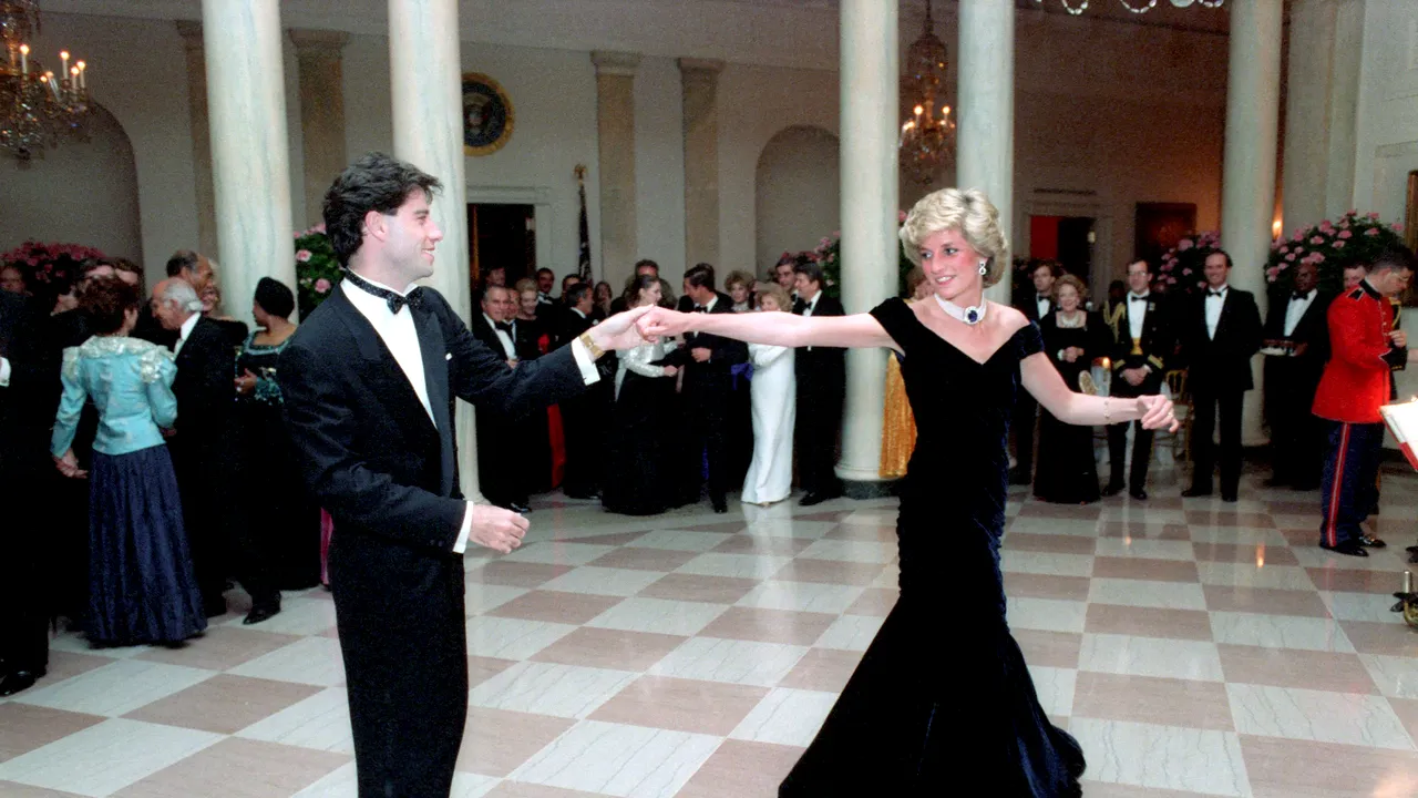 VIDEO | Celebra rochie de seară purtată de prinţesa Diana la Casa Albă, scoasă la licitaţie. La cât este evaluată