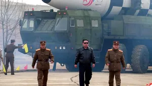 Kim Jong-un se bucură de racheta-monstru a Coreei de Nord: fotografii şi videoclipuri între Top Gun şi filme apocaliptice
