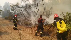Presa greacă elogiază pompierii români: „Par de pe o altă planetă. Practica lor nu este doar admirabilă, ci şi oglinda unei ţări dezvoltate”