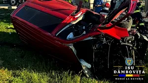 Accident în Dâmboviţa. Locomotiva trenului care a lovit o autoutilitară este avariată