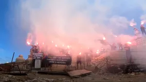 Imagini spectaculoase pe Muntele Caraiman. Fanii Stelei au aprins torţele la Crucea Eroilor| VIDEO