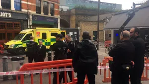 FOTO | INCIDENT la Londra: Cel puţin trei răniţi, după inhalarea unei substanţe neidentificate într-un restaurant