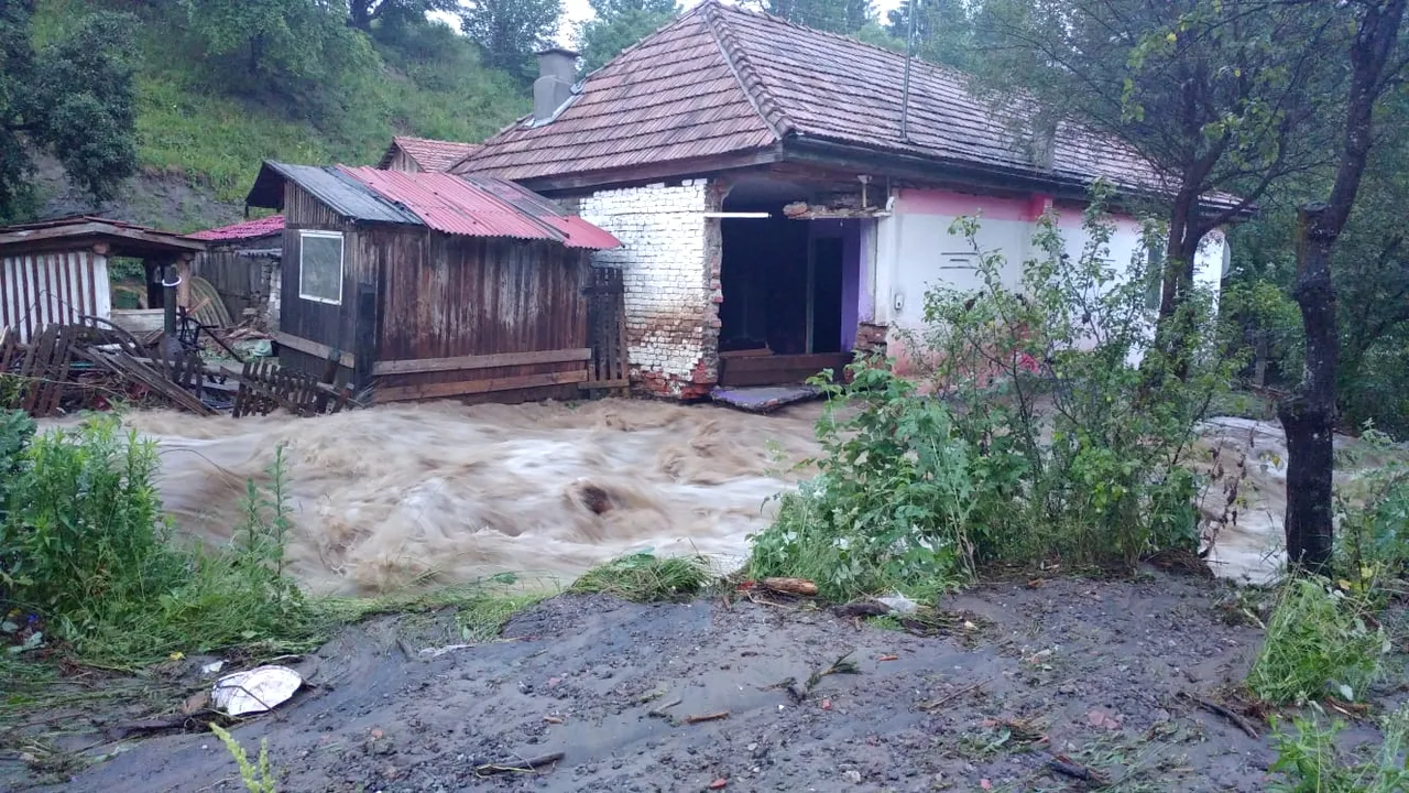 Furtună în Harghita | Aproape 6.000 de familii, fără energie electrică. Zeci de gospodării, inundate