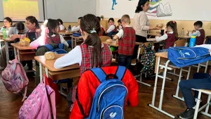 600 pachete cu hrană caldă au fost distribuite astăzi elevilor, în cadrul campaniei Ziua Meselor Școlare, organizată de Fundația Carmistin