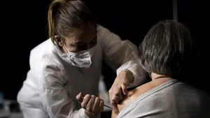 Pandemia de azi ar putea deveni o „simplă răceală” în viitor. Ce se întâmplă, totuşi, dacă nu ajungem la imunizarea de masă?