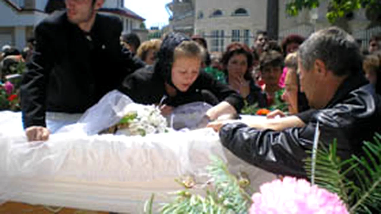 Tânăra moartă în trenul deraiat, condusă pe ultimul drum