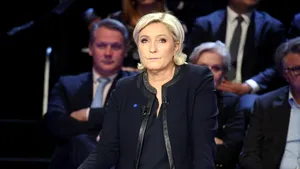 Mişcare SURPRIZĂ din partea candidatului de extremă dreapta la alegerile din Franţa. Marine Le Pen se RETRAGE din funcţia de lider al formaţiunii populiste Frontul Naţional