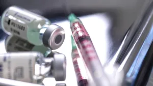 România începe vaccinarea anti COVID-19. Prima tranşă de 10.000 de doze ajunge în ţară pe 26 decembrie