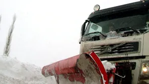 Peste 200 de utilaje de deszăpezire de la Drumuri Naţionale Craiova acţionează în cinci judeţe