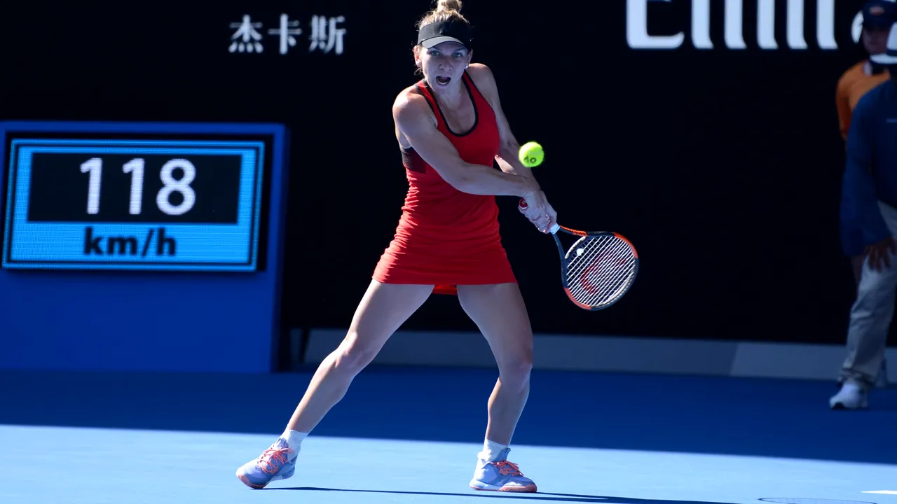 FOTO | Până semnează cu noul sponsor, Simona Halep a bătut-o pe Kerber într-o rochie roşie comandată din China. Ce încălţăminte a ales sportiva