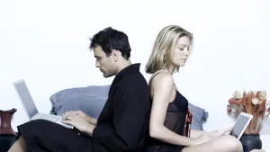 Femeile folosesc internetul într-o mai mare măsură decât bărbaţii