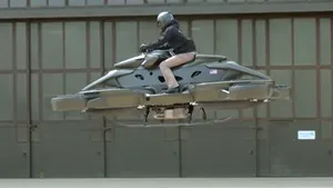 Bicicleta zburătoare a devenit realitate: circulă cu 100 km/h, dar preţul te pune pe gânduri
