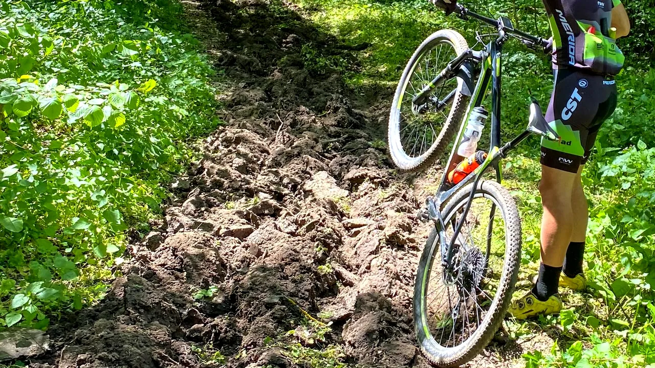 Au intrat cu plugul în pădure. Cel mai tare concurs internaţional de ciclism cross country din estul Europei, în pericol
