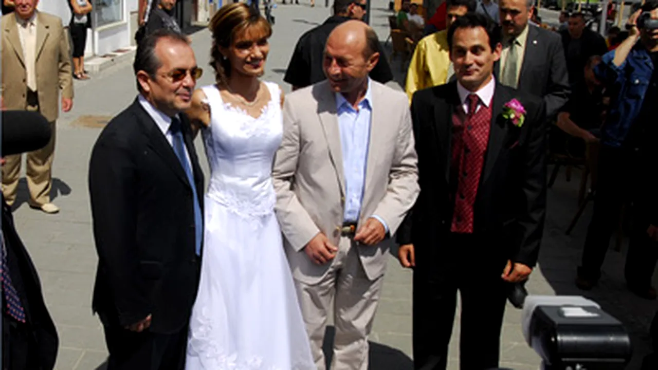Băsescu a băut o cafea în centrul Clujului, fotografiindu-se cu un cuplu de miri