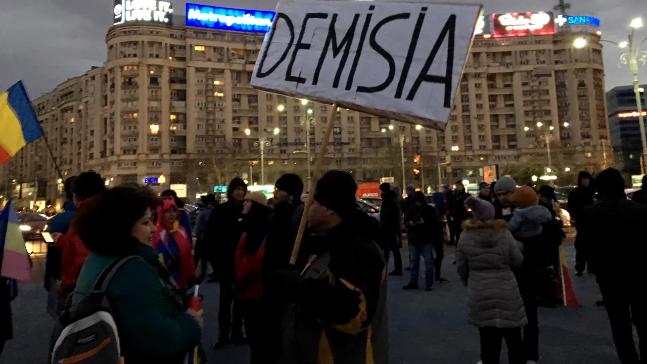 Protest în Piaţa Victoriei faţă de OUG care modifică legile justiţiei. Oamenii i-au susţinut pe magistraţi: Cinste lor!/ Jandarmeria a menţionat că manifestaţia este ilegală şi au existat dezinformări (LIVE TEXT)