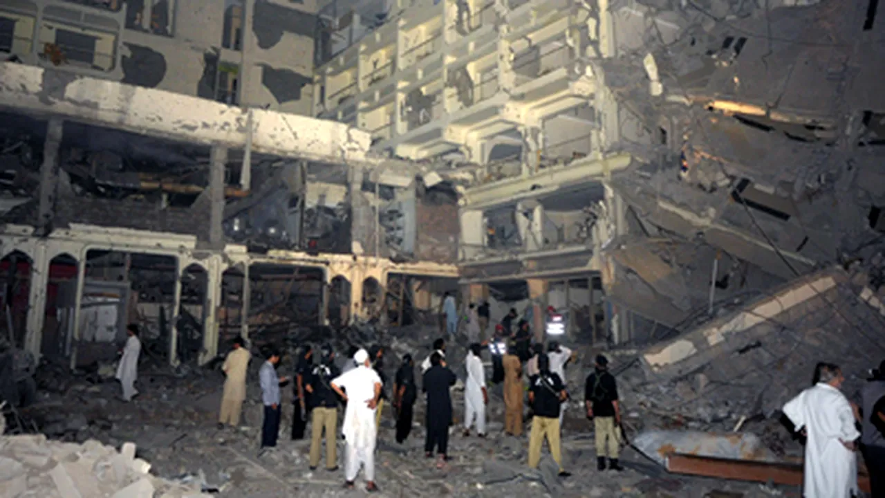 Cel puţin 11 morţi şi 46 de răniţi într-un atentat în Pakistan - GALERIE FOTO