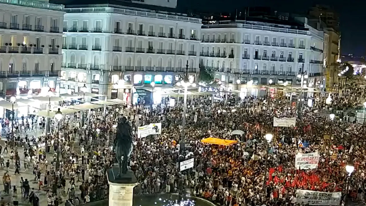 Mii de oameni protestează în Madrid față de costurile ridicate ale locuințelor, după ce o femeie a fost evacuată forțat din casa ei