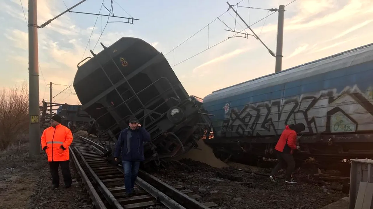 FOTO: 15 vagoane ale unui tren de marfă au deraiat în judeţul Olt. Trei trenuri de călători, anulate