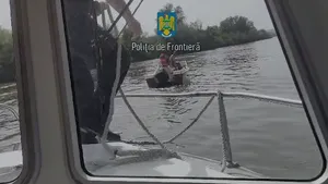 VIDEO Ambarcaţiune cu 4 persoane, între care un copil, blocată pe Dunăre