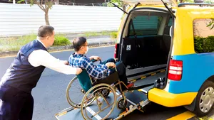 Operatorii de taxi, obligaţi să deţină maşini adaptate persoanelor cu handicap