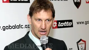 Statui pentru legendele Arsenal Londra Tony Adams, Thierry Henry şi Herbert Chapman