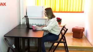 Ascultă muzica preferată şi sună-ţi prietenii, înainte să te instalezi la birou, în sufragerie 