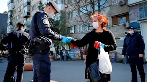 Analiza cazurilor de coronavirus în România: Femeile sunt mai predispuse infecţiei, bărbaţii au risc mai mare de deces. Care este vârsta medie a celor infectaţi