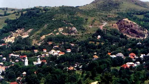 COMENTARIU Marius Oprea. Paradoxul românesc – stăm pe cel mai mare munte de aur din Europa şi sîntem datori vînduţi