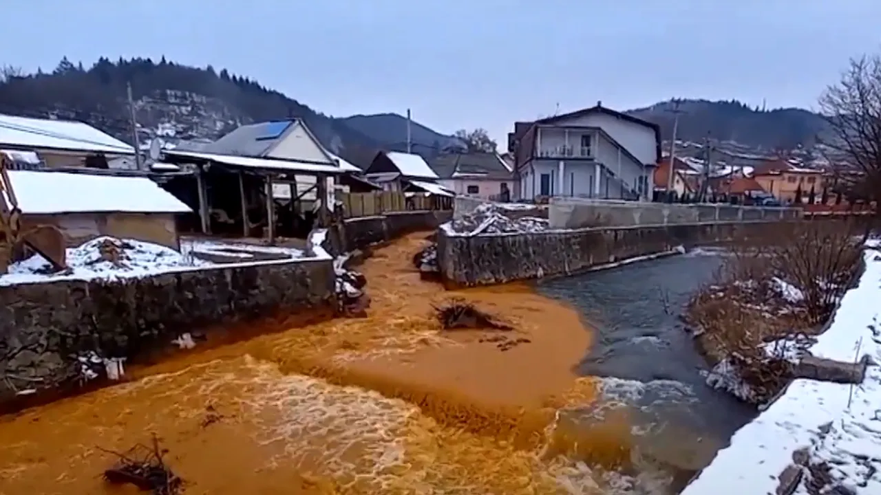 Avertisment. Poluarea de pe râul Băiţa a ajuns în Someş şi se află la graniţa cu Ungaria (VIDEO)