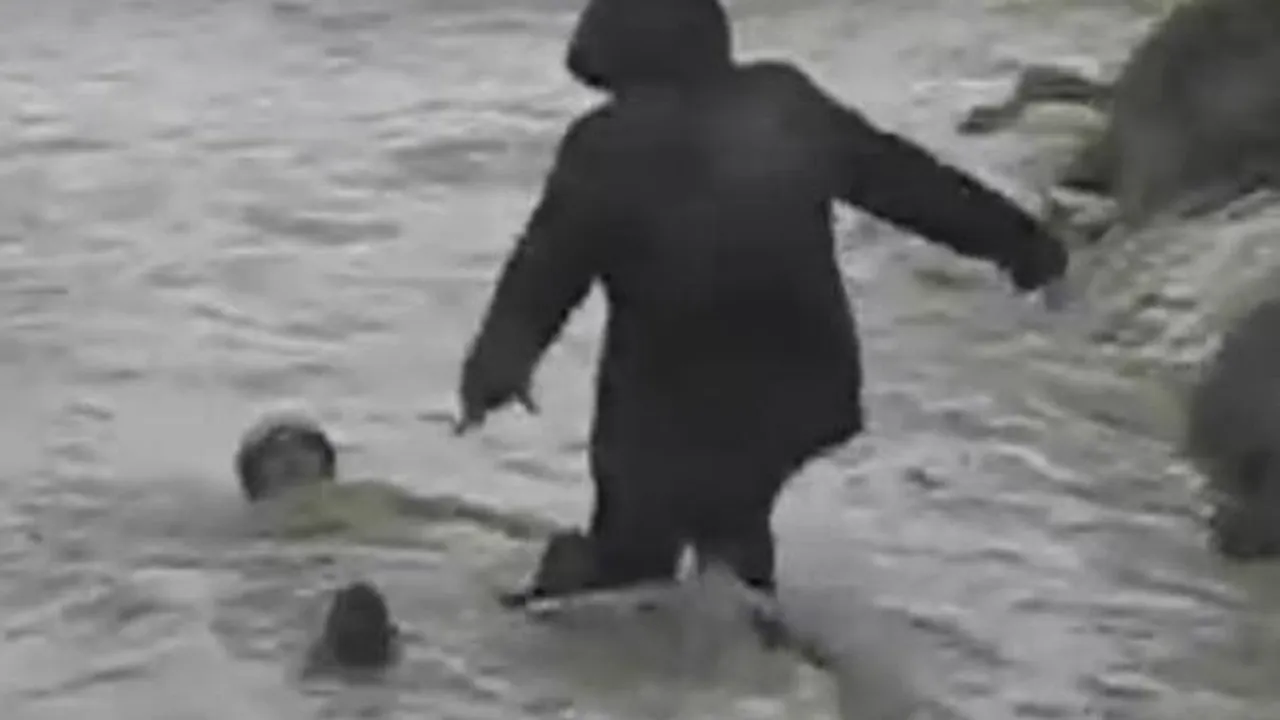 Doi vârstnici, salvaţi după ce fuseseră luaţi de un val uriaş, pe o plajă din Franţa - VIDEO