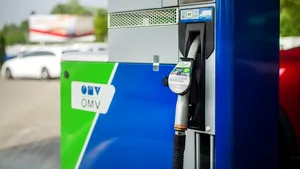 OMV Petrom a încheiat anul 2024 cu vânzări de 35,8 mld. lei, în scădere cu 8% faţă de 2023, şi cu un profit net de 4,2 mld. lei, plus 4%. Christina Verchere, CEO: Ne aşteptăm ca 2025 să fie un an dificil şi cu volatilitate, cu provocări fiscale şi de reglementare