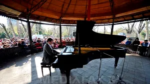 Concert caritabil pentru tineri cu handicap mintal, susţinut de pianistul Horia Mihail şi doi piloţi de avion, la Braşov