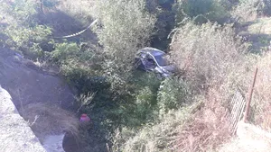 Accident în Argeş: Două persoane rănite, după ce maşina în care se aflau a plonjat într-un canal
