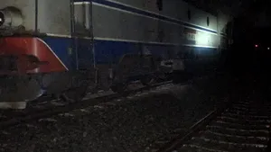 Circulaţia feroviară, oprită peste 6 ore, după ce o locomotivă a fost cuprinsă de flăcări/ Pompierii au intervenit la o oră după izbucnirea incendiului