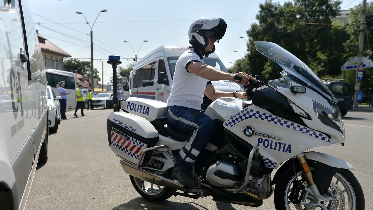 Un poliţist pe motocicletă a accidentat un pieton
