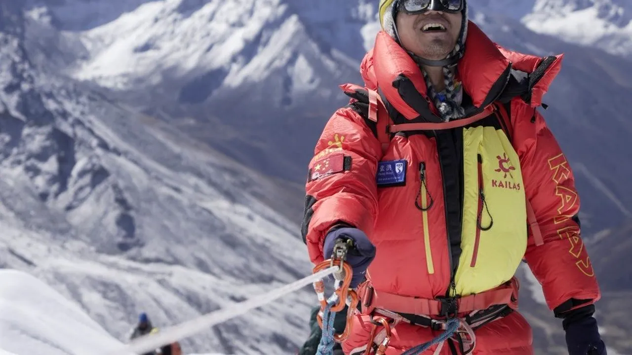 Zhang Hong a devenit primul om orb din Asia care a cucerit vârful Everest