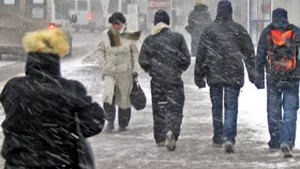 Ploaie, ninsoare şi temperaturi mai scăzute, începând de miercuri