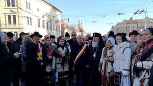 Zeci de persoane, printre care Mitropolitul, ministrul Agriculturii şi Emil Boc, în Hora Unirii, la Cluj. FOTO