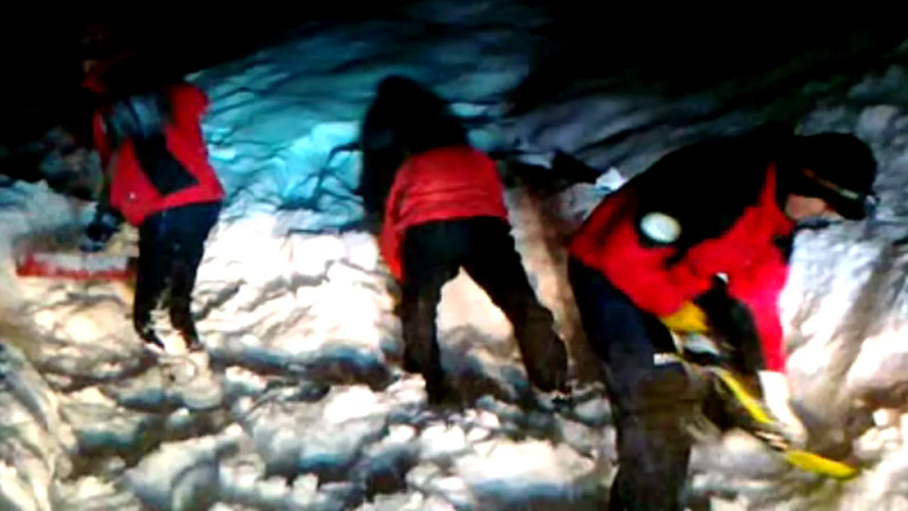 Risc foarte ridicat de avalanşe în Munţii Retezat. Au avut deja loc două alunecări masive de zăpadă - VIDEO