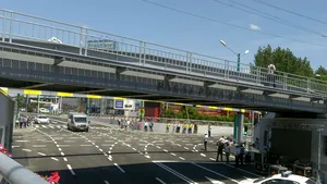 Marcaje rutiere întortocheate într-o intersecţie, după modelul celor care deja au făcut înconjurul lumii, inaugurate la Timişoara/ Nicolae Robu: Cresc “substanţial fluenţa în trafic” | GALERIE FOTO