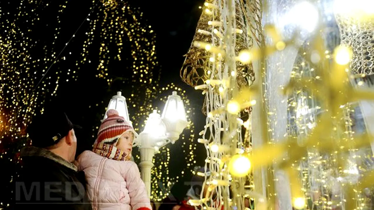 Bucureştiul, divizat pe luminiţele de Crăciun. Sectorul 5 va avea iluminat festiv. Piedone nu vrea să le fure copiilor Crăciunul