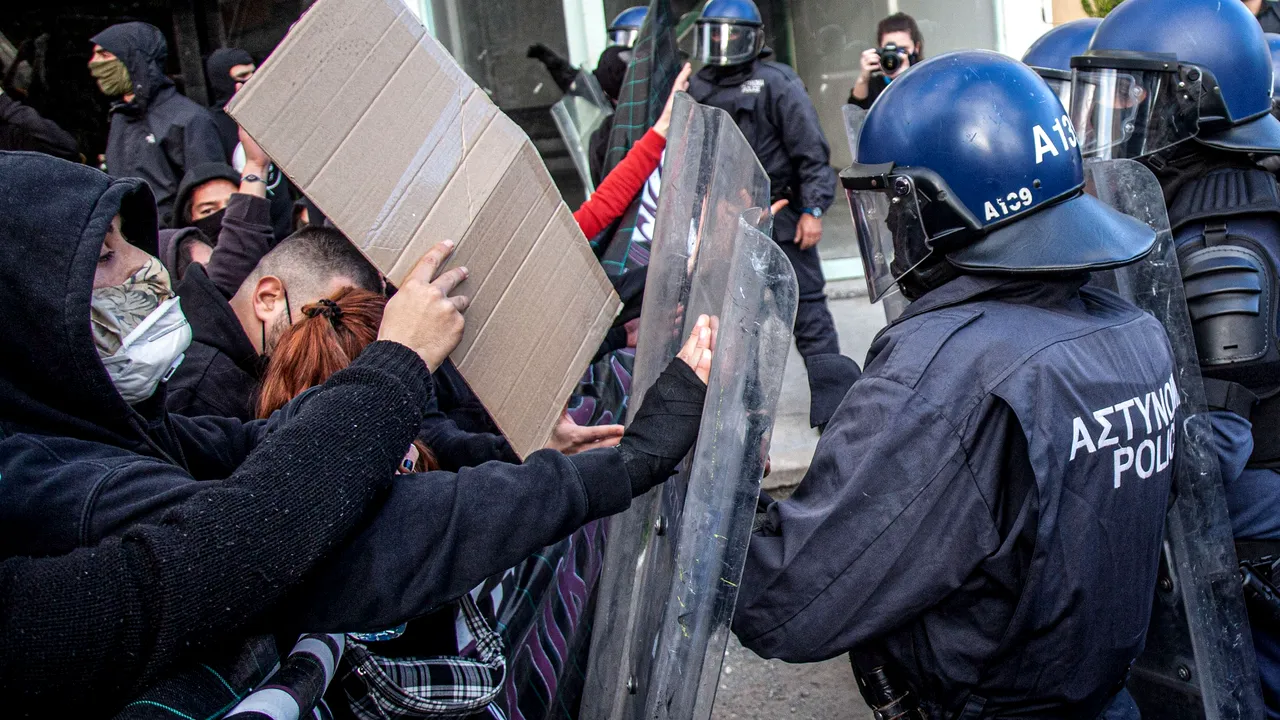 Post de televiziune considerat pro-vaccinare, atacat de protestatari furioşi, într-o ţară din Europa 